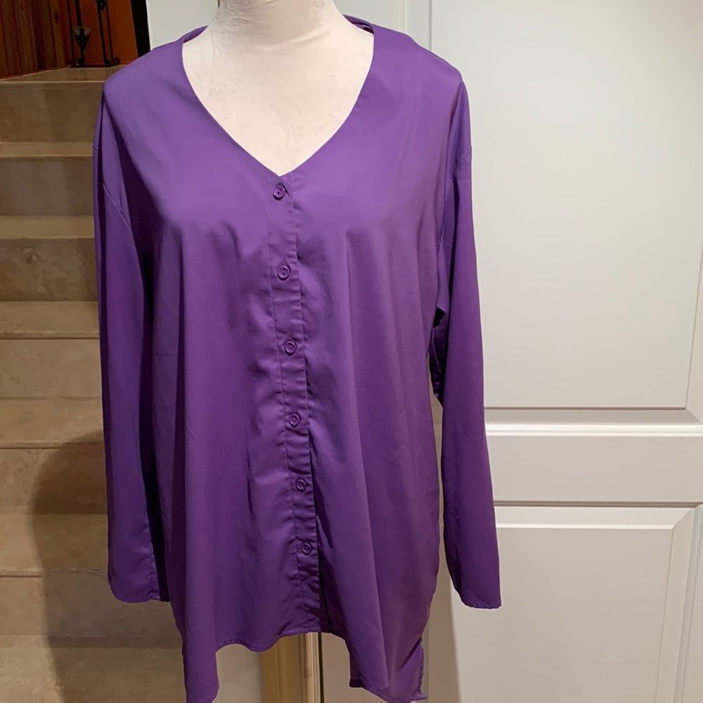 VERY VOLLBRACH. Beautiful purple blouse, fully‎ lined. V-neck, button dow…
